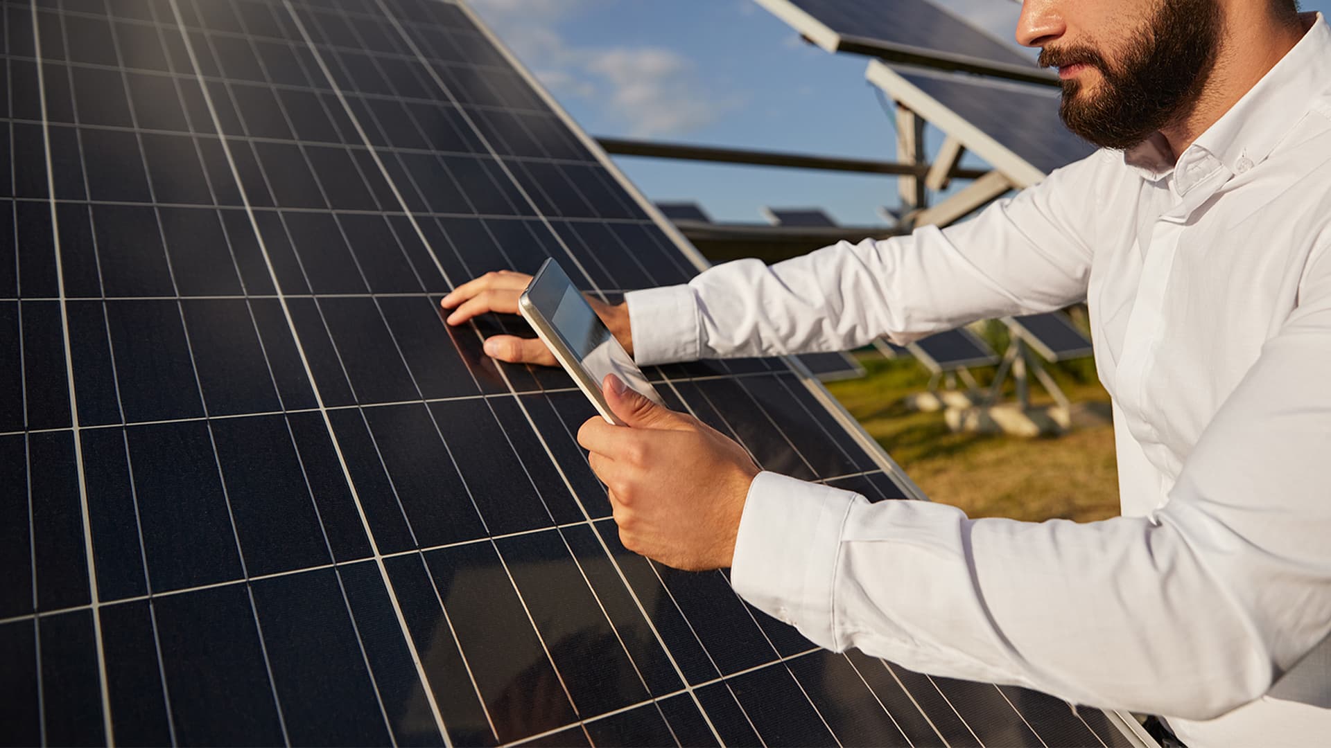 A solar technician uses his mobile Dataforma application